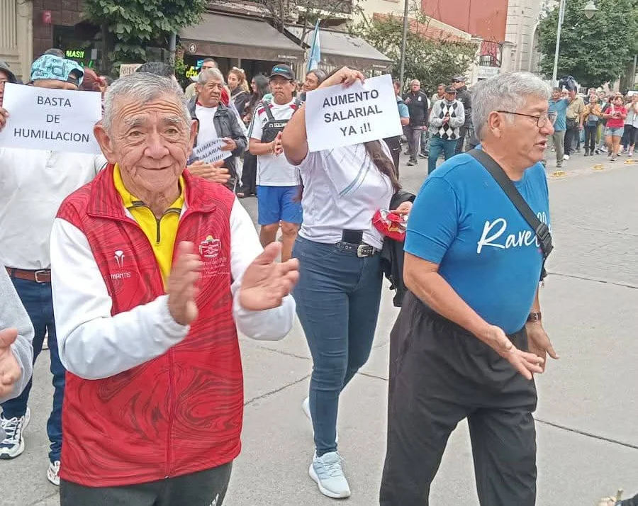 marcha familaires policias salarios1