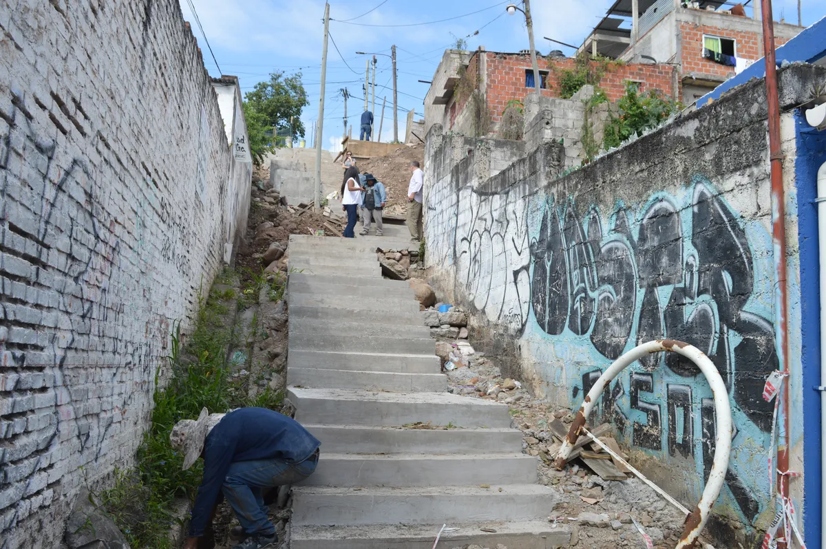 sec-infraestructura-obras-escaleras-urbana-av-exodo-y-rep-siria