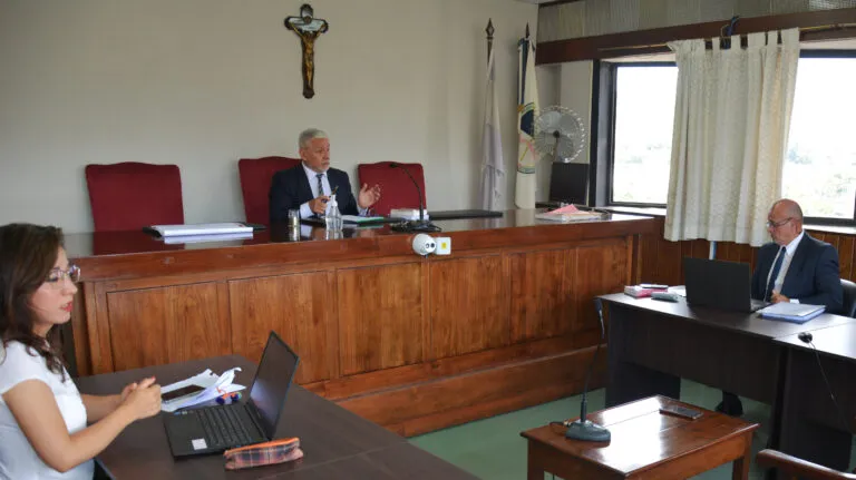 JUEZ-UNIPERSONAL-FUNCION-DE-JUICIO-DR.-ELLIO-YAPURA-Juicio-EAA-por-Amenazas-danos-y-desobediencia-judicial-25.11.24-768x431 (1)