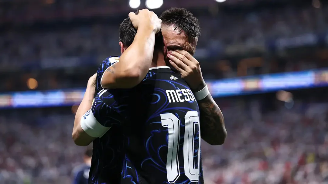 lautaro martinez celebra gol con messi1