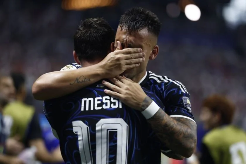 lautaro martinez celebra gol con messi