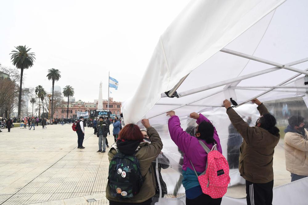 instalan-2000-carpas-en-p_781699