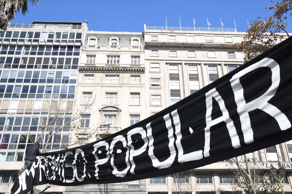 instalan-2000-carpas-en-p_781702