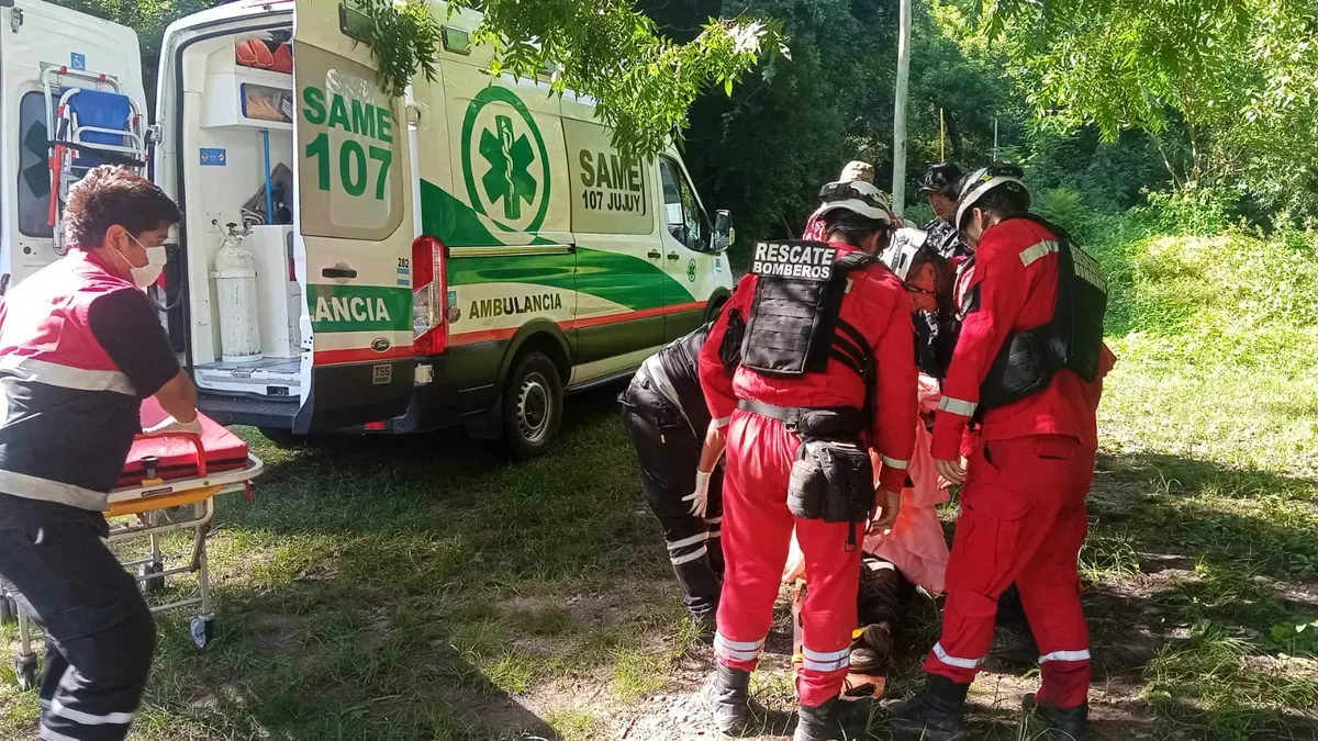 bomberos-jujuy-rescataron-mujer-78-anos-que-cayo-un-arroyo-la-vina5