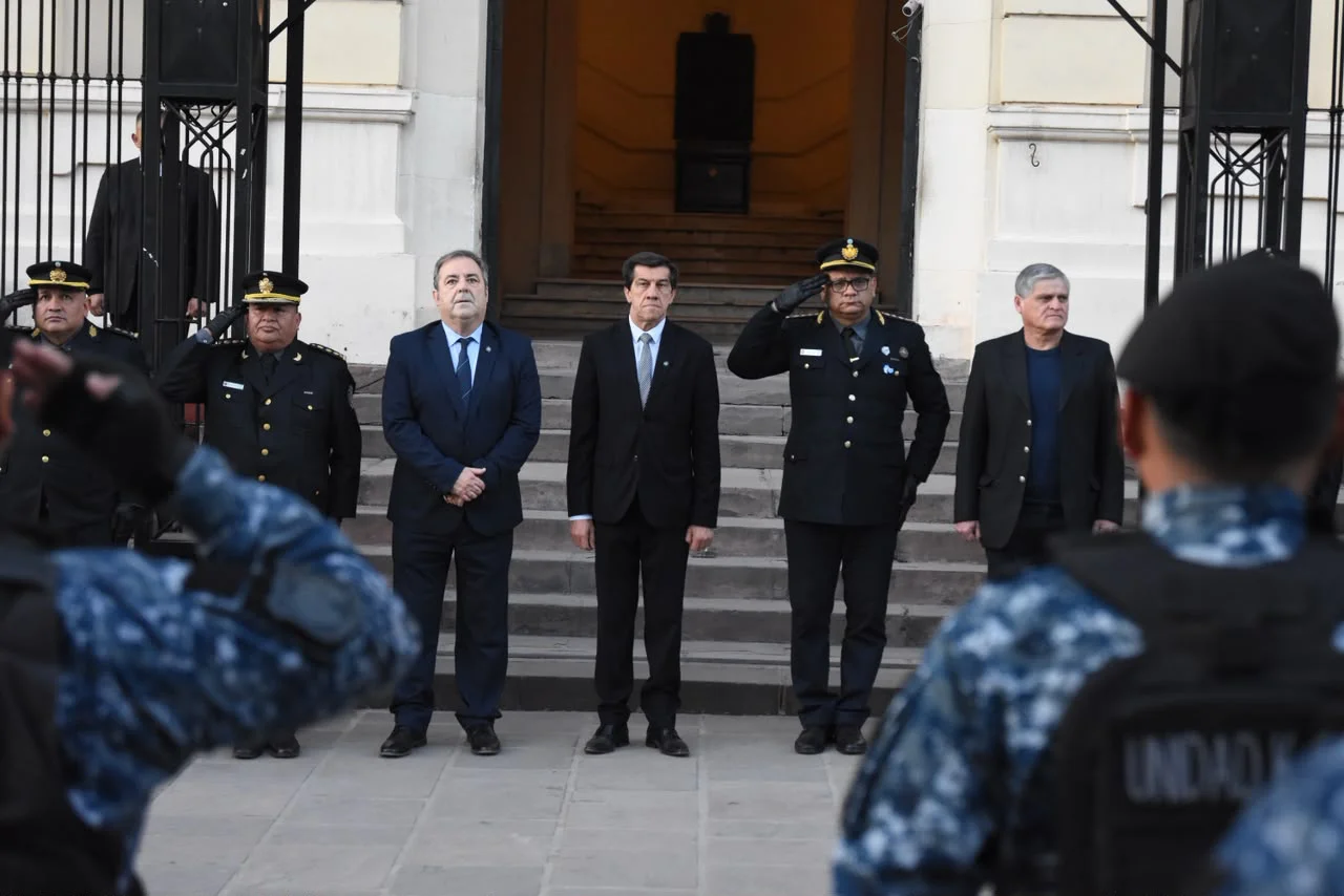 jujuy semana de la policia hizamiento bandera (1)