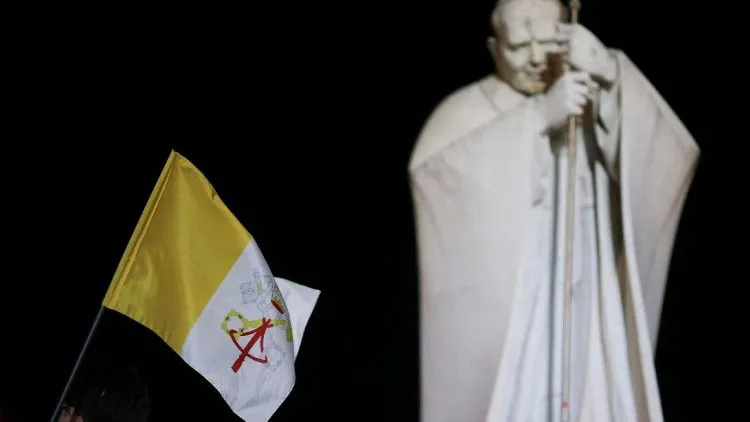 ESTATUA PAPA FRANCISCO POLICLINICO