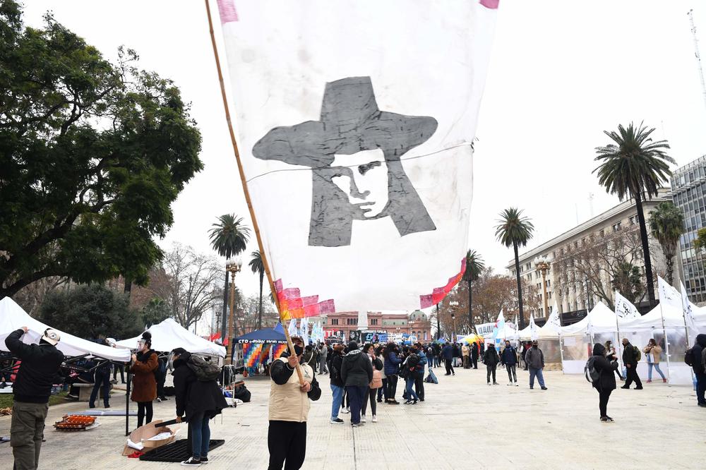 instalan-2000-carpas-en-p_781703