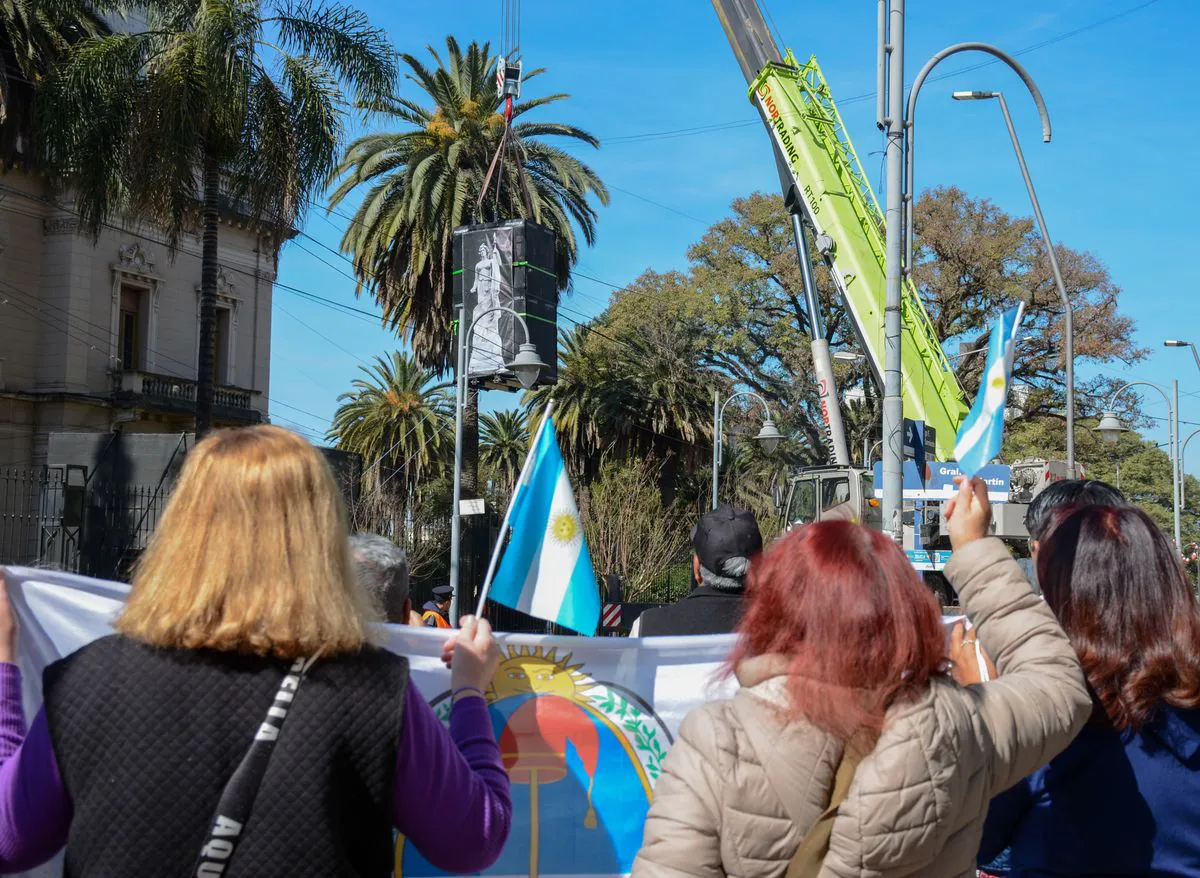 traslado-esculturas-al-centro-cultural-lola-mora (1)