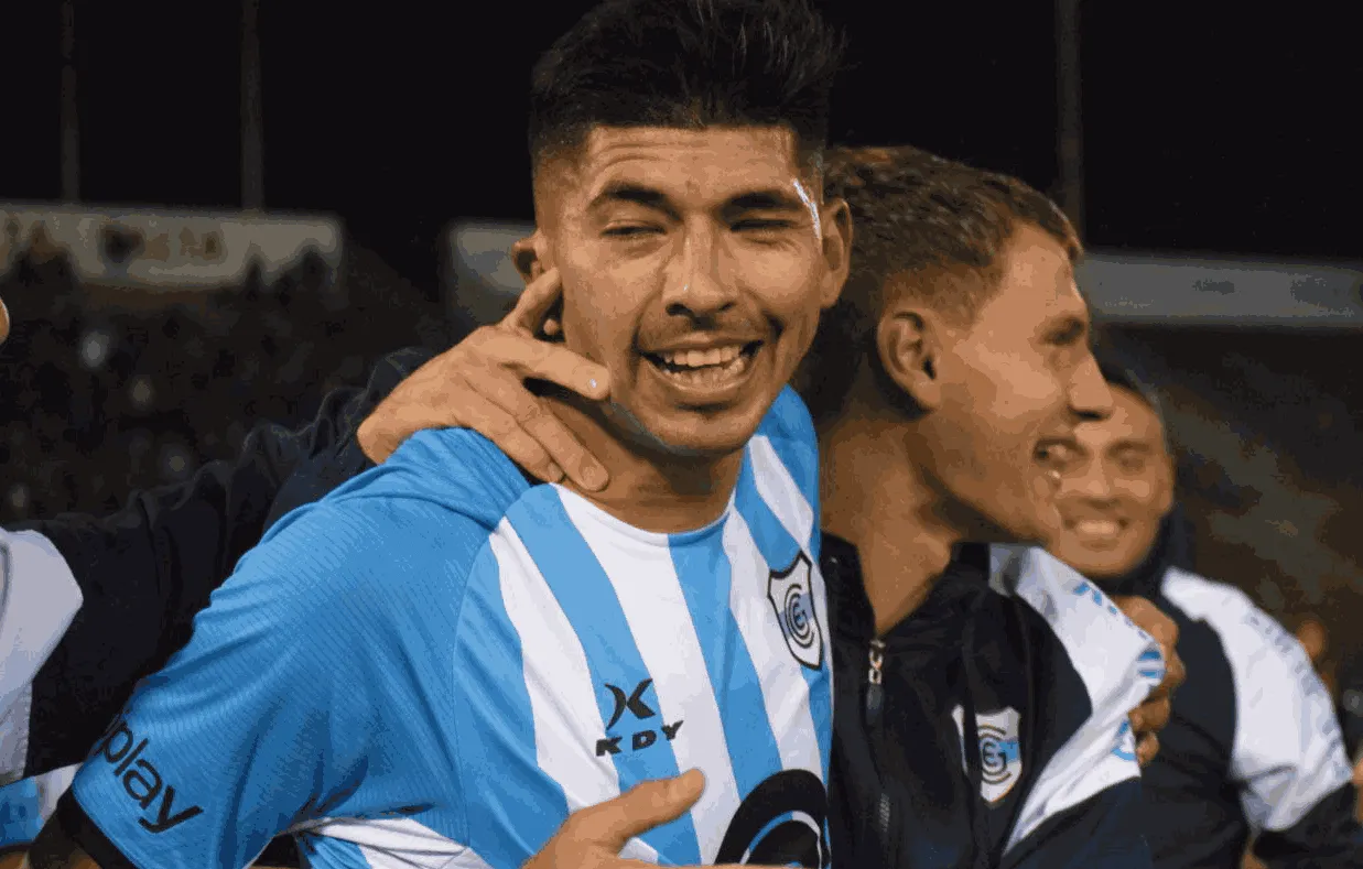 López saludado por todos luego de converti el gol del triunfo