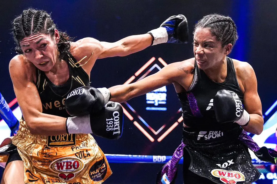 Brenda Carabajal recibe una terrible paliza y pierde el titulo con Danila Ramos (8)