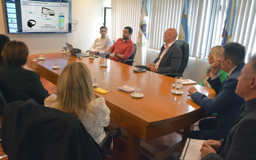 PRESENTACION-SOLUCION-TECNOLOGICA-PARA-PROTECCION-DE-LAS-VICTIMAS-DE-VIOLENCIA-DOMESTICA-1