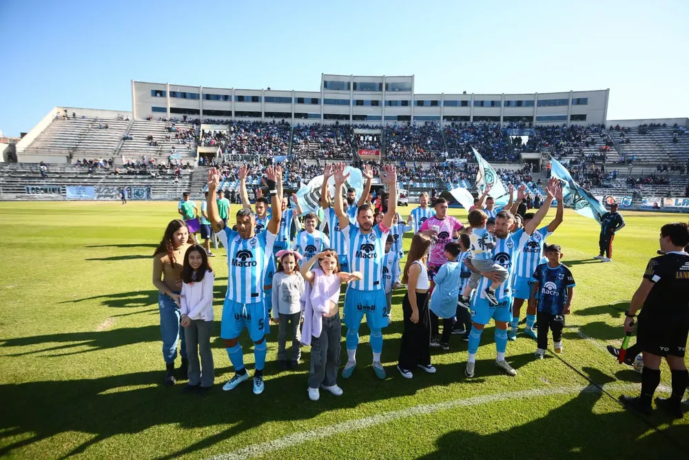 Festejo plantel Gimnasia y Esgrima de Jujuy