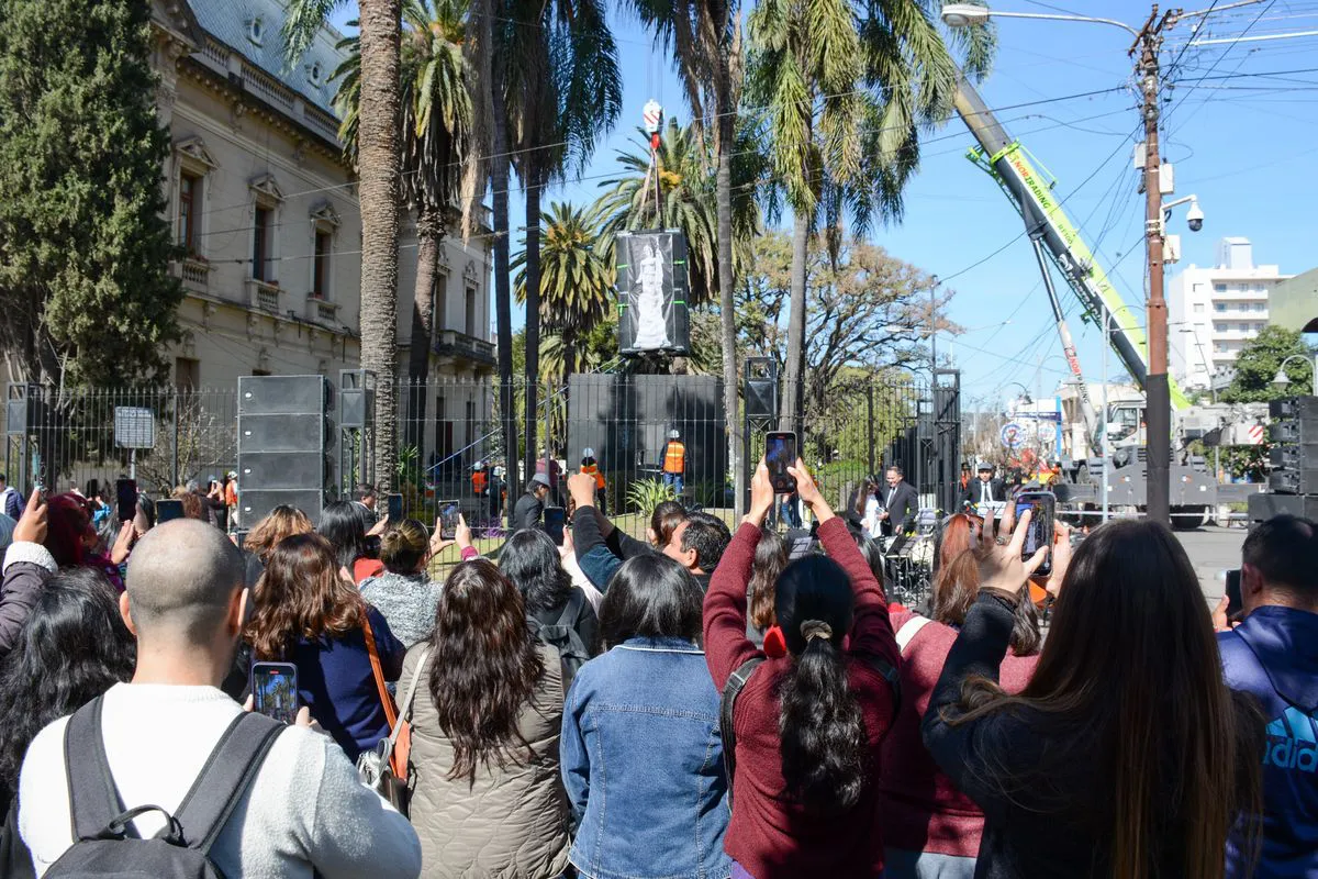 traslado-esculturas-al-centro-cultural-lola-mora
