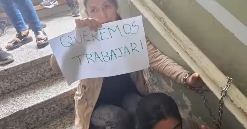 PERICO EMPLEADAS ENCADENADAS