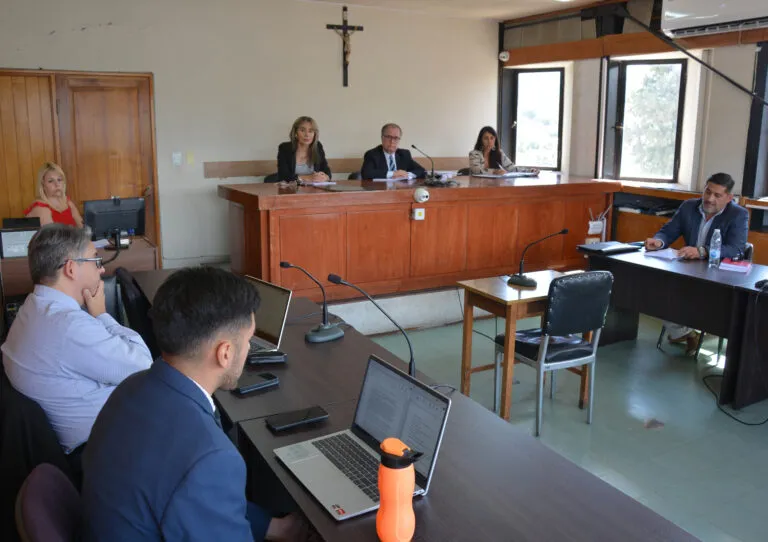 JUECES-CON-FUNCION-JUICIO-Juicio-a-A.A.M.-por-Lesiones-en-contexto-de-violencia-de-genero-Amenazas-coactivas-y-Abuso-sexual.-4.12.24-1-768x542 (2)