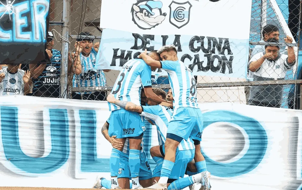 Gimnasia de Jujuy festeja el gol de Menéndez