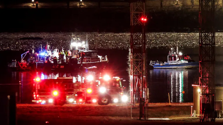 las-aeronaves-colisionaron-en-el-aire-cerca-del-aeropuerto-nacional-ronald-reagan-foto-reuterscarlos-barria-UK54OYWMPZGZ7LIKPVKNA4J7BU