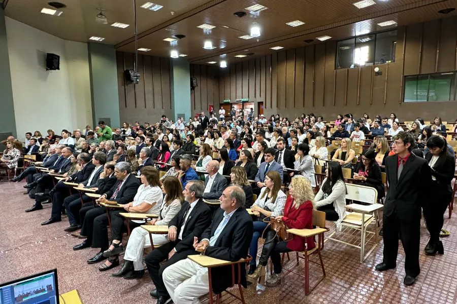 8864-los-primeros-estudiantes-de-medicina-de-la-unsa-recibieron-sus-diplomas