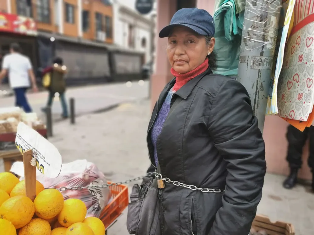 vendedora ambulante encadenada centro