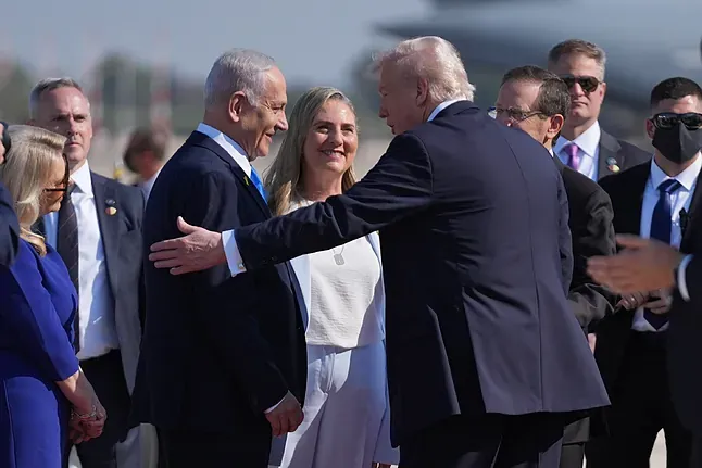 Donald Trump saluda a Benjamin Netanyahu, en el aeropuerto de Ben Gurion