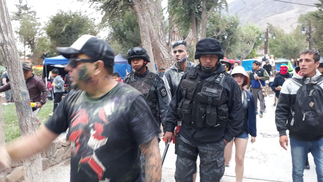 TILCARA- policías pertechados impiden juegos en las calles y plazas